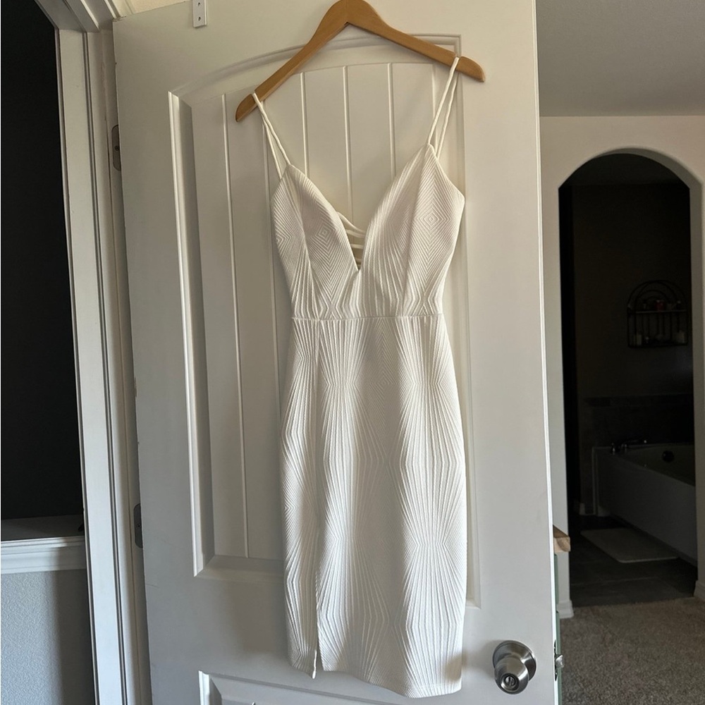 Elegant White Sleeveless Dress